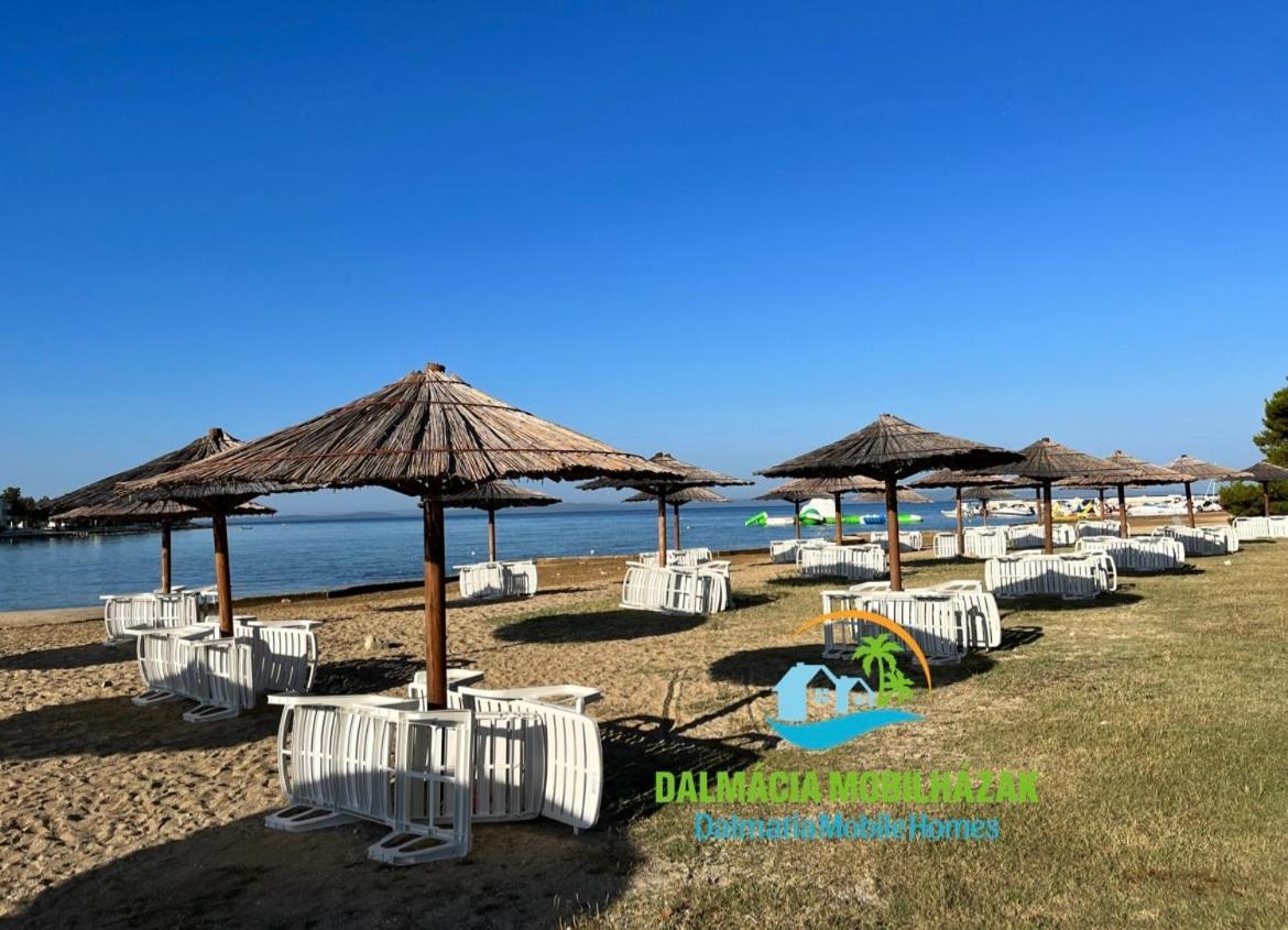 Lakokocsik A Tengerparton - Caravans At The Sandy Beach Privlaka  Extérieur photo