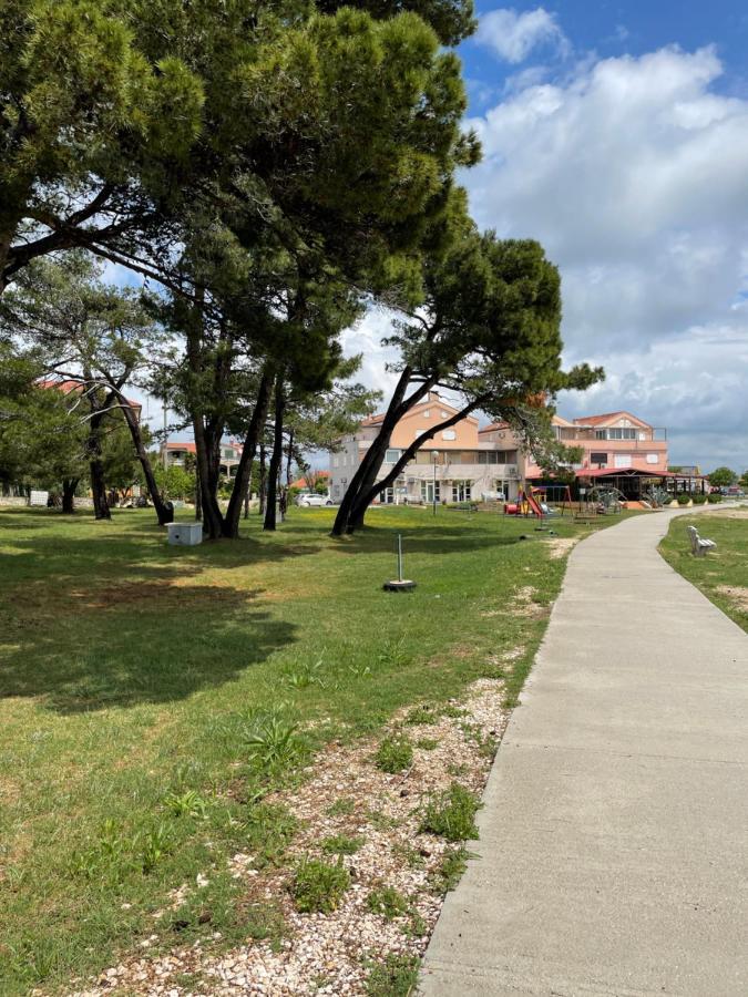 Lakokocsik A Tengerparton - Caravans At The Sandy Beach Privlaka  Extérieur photo